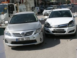 Van'da maddi hasarlı trafik kazası