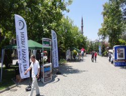 Hayır kurumlarından yardım stantları