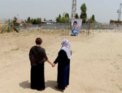 Lice'de Karakol önünde duran kadın eylemi