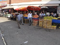 Sıcaklar pazarcı esnafını vurdu