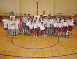 Kaymakamlıktan minik sporculara kıyafet desteği