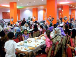 Yetim çocuklara iftar