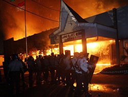 Endonezya'da toplu firar sonrası olaylar sürüyor