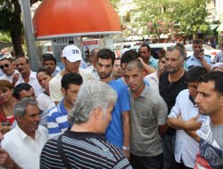 Ücretlerini alamayan işçiler eylem yaptı