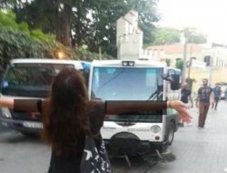 Çöp aracını TOMA zannetti!