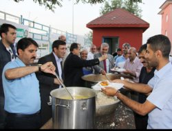 Bakan Yılmaz, iftar çadırında orucunu açtı