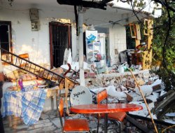 Patlayan piknik tüpü evi bu hale getirdi