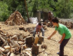 Okul harçlıklarını çıkarmak için zorlu mücadele