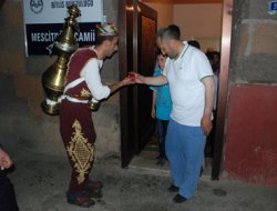 Teravih namazından sonra Osmanlı şerbeti dağıtılıyor