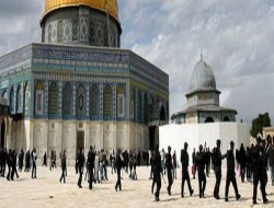 Yahudiler Mescid-i Aksa`yı Bastı