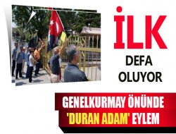 Genelkurmay önünde 'Duran adam' eylemi