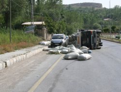 Saman yüklü kamyon devrildi: 3 yaralı