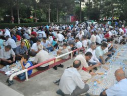 Zengin ve fakir iftar yemeğinde buluştu