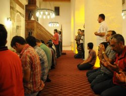 Tarihi Horhor Medresesinde teravih namazı