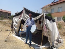 75 yaşındaki Ramazan davulcusu çadırda kalıyor