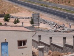 Çınar Belediyesi hastane duvarını yıktı