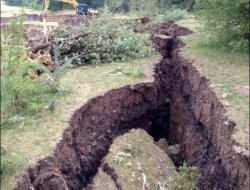 Dev çatlaklar oluştu