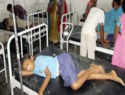 20 öğrenci yemekten zehirlenerek öldü