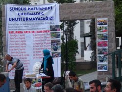 Halk Sündüs standına ilgi gösteriyor