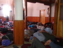 Sıcaklardan bunalan vatandaşlar camiye sığınıyor