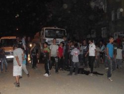 ''Tozdan ve susuzluktan bıkan mahalleliler yol kapattı''