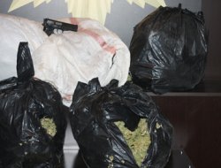 Otomobilde 24 kilo esrar çıktı