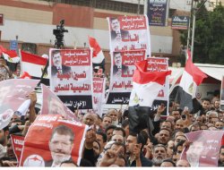 Mısır halkı büyükelçiliklere yürüyor