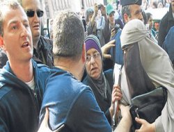 Paris`te Peçe Gerginliği Sürüyor