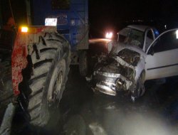 Traktör ile otomobil çarpıştı: 1 ölü 2 yaralı