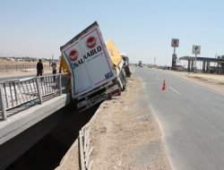 Kızıltepe'de PVC yüklü TIR devrildi
