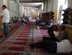 Sıcaktan bunalan halk soluğu camilerde alıyor