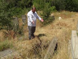 Defineciler mezarlıkları ve tarihi dokular tahrip ediliyor