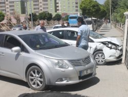 Önce otomobile ardından duvara çarptı