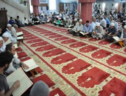 Camilerde mukabele yoğun ilgiyle sürüyor