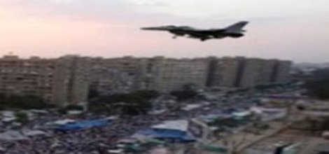 Adeviyye Meydanı üzerinde alçak uçuş