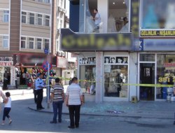 Üzerine cam düşen genç yaralandı