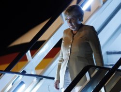 Merkel'in uçağını rehin aldı