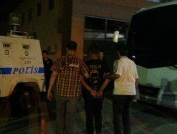 Cizre'de yol kesen göstericilere müdahale