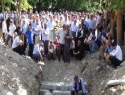 Arazi kavgasında ölen 8 kişi toprağa verildi