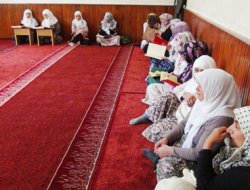 70'lik ninelerin Kur'an ile mukabele aşkı