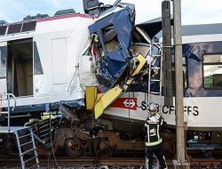 İsviçre'de iki tren çarpıştı