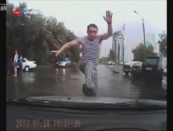 Sarhoş adam arabalara saldırdı