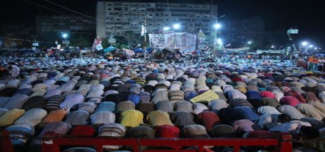 Mursi taraftarları meydanlardan çekilmiyor