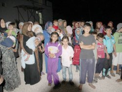 Akaryakıt istasyonuna sığınan mülteciler yardım bekliyor