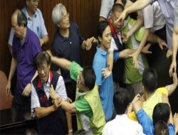 Sözler sustu, yumruklar konuştu