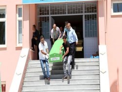 Önce bayan memuru, sonra kendini vurdu