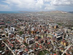 Van 30 santim doğuya kaydı