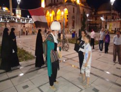 Oğlu için Nasreddin Hoca olup şeker dağıttı