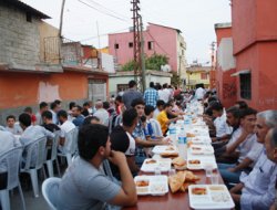 Mersin Bilge Eğitim Der halka iftar verdi