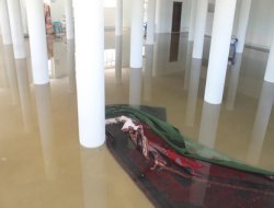 Camiyi kanalizasyon suyu bastı